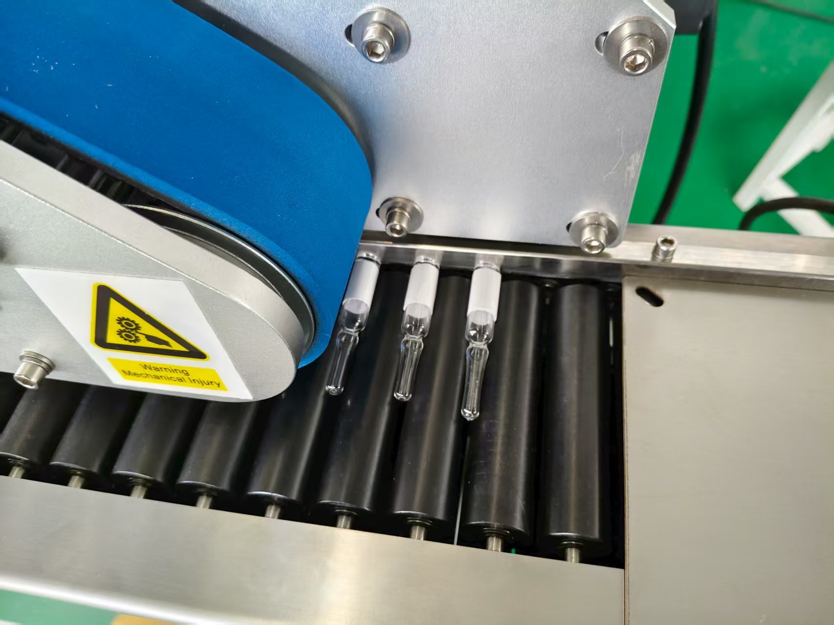 Últimos blogs da empresa sobre Como os rotuladores de adesivos verticais aperfeiçoam o controle de qualidade da embalagem de tintura de CBD