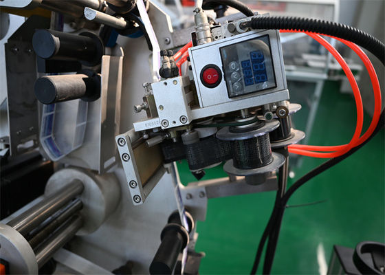 Comprar Máquina automática de rotulagem de garrafas com controlo PLC com impressão de código, aplicação de autocolante fabricação em linha