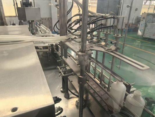 Máquina de enchimento e tampa de frascos adesivos de poliuretano de 5 a 50 ml com alta precisão, resistente à corrosão e design pronto para CIP para a indústria química