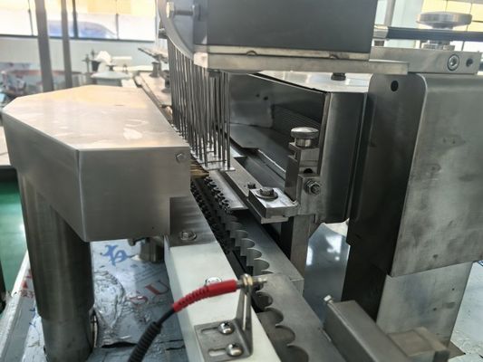 Máquina de enchimento de frascos estéreis, enchimento automático de frascos      LYGZ-6/8/10 (2000-3500 BPH) de enchimento automático completo para líquidos orais, soros e toners