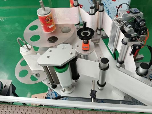 Máquina de rotulagem automática versátil para garrafas de vidro e plástico de 20-1500 ml com codificação de fita de carbono